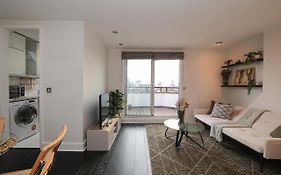 2 Bedroom Chic Apartment With Private Balcony In Notting Hill